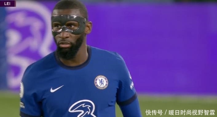 阿图什杯球员进球后跑上看台给母亲献花，后两黄变一红被罚下