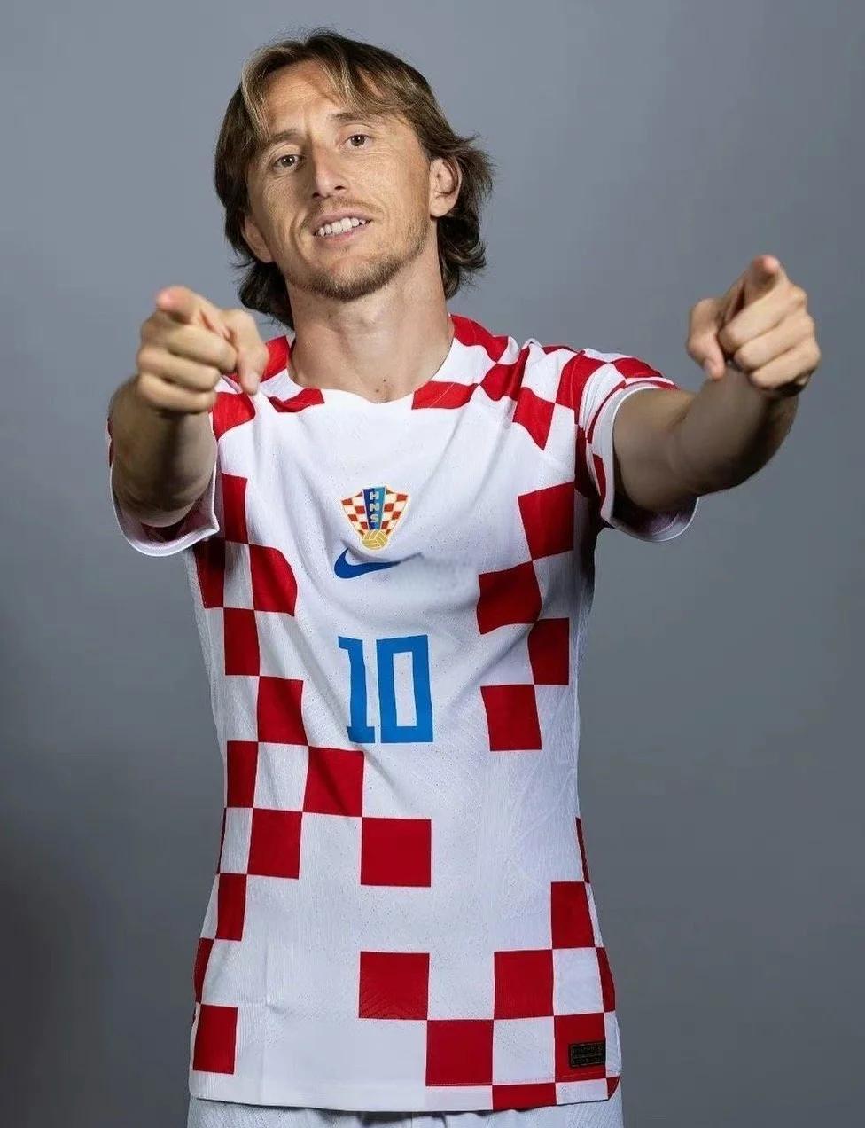 足球国足公开训练吸引千名球迷现场加油